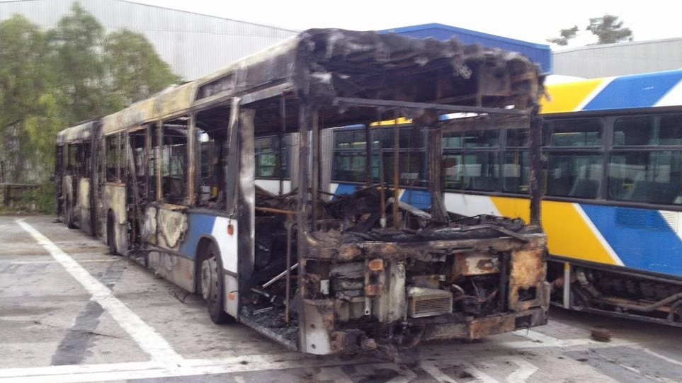 Δέκα λεωφορεία το μήνα σπάνε οι μπαχαλάκηδες στην Αθήνα – Ανεξέλεγκτη η δράση των αντιεξουσιαστικών ομάδων